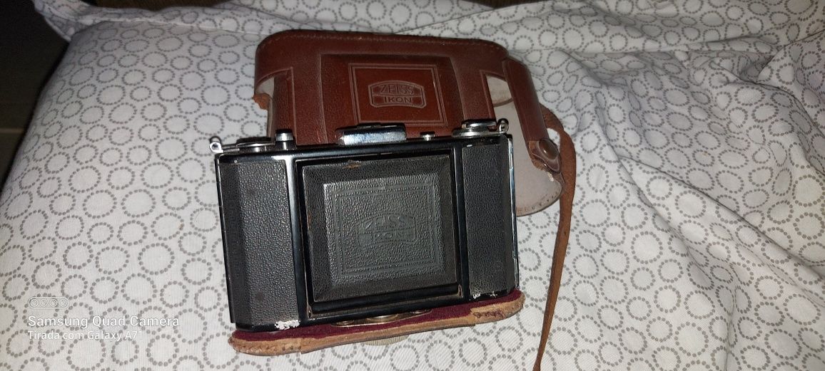 Maquina fotografica antiga com capa