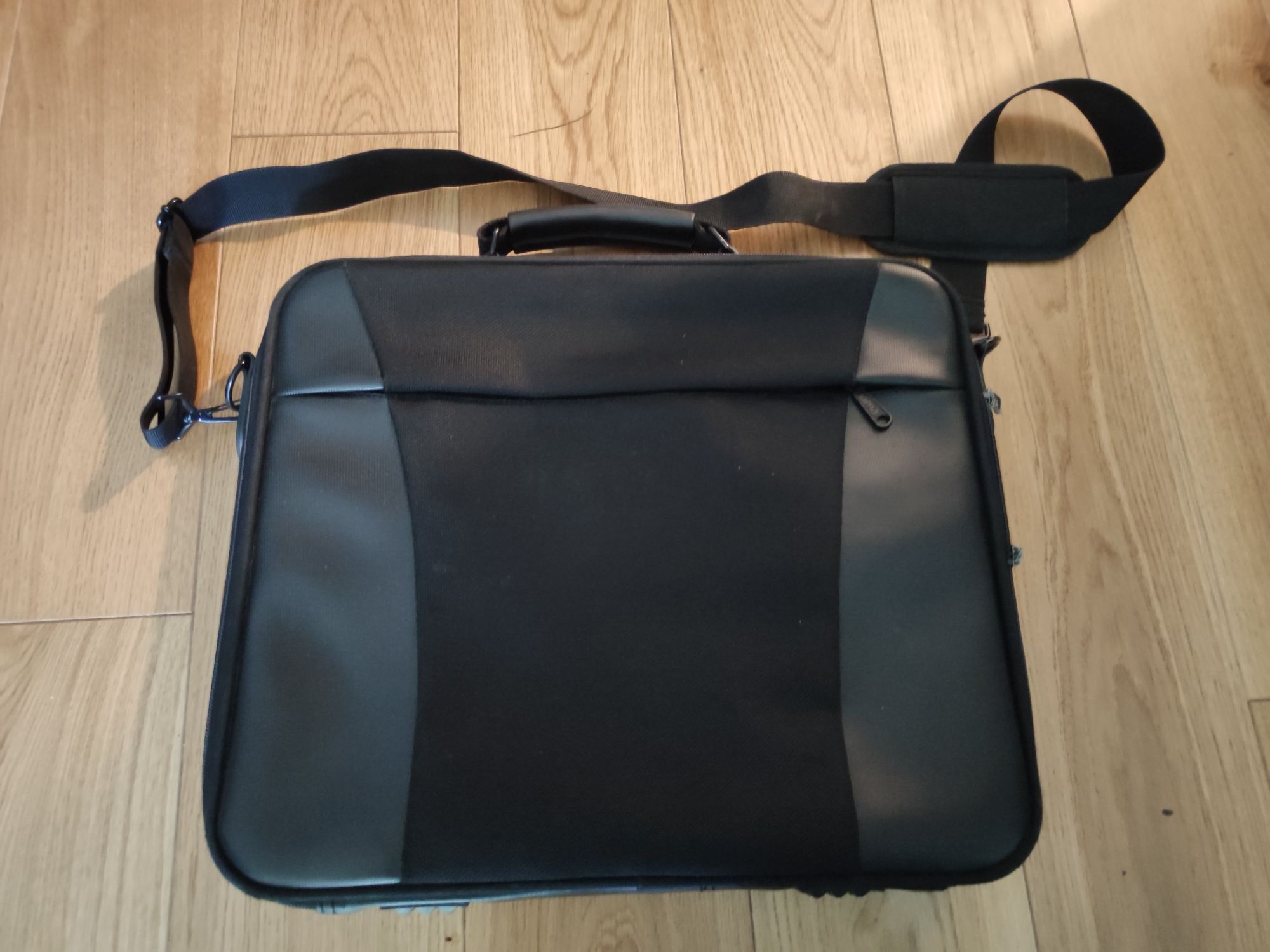 Torba na laptopa z paskiem, usztywniana