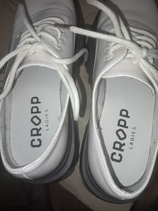 Cropp  lakierowane loafersy r.39.