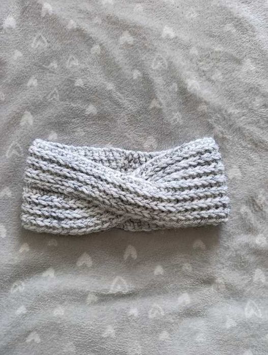 Szara dzianinowa opaska na głowę na zimę