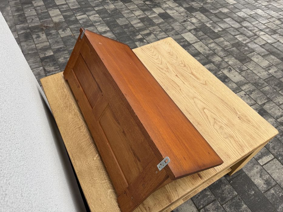 Дубова настінна вішалка привезена з Нідерландів.