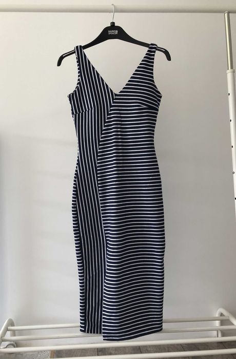 Полосатое платье с разрезом