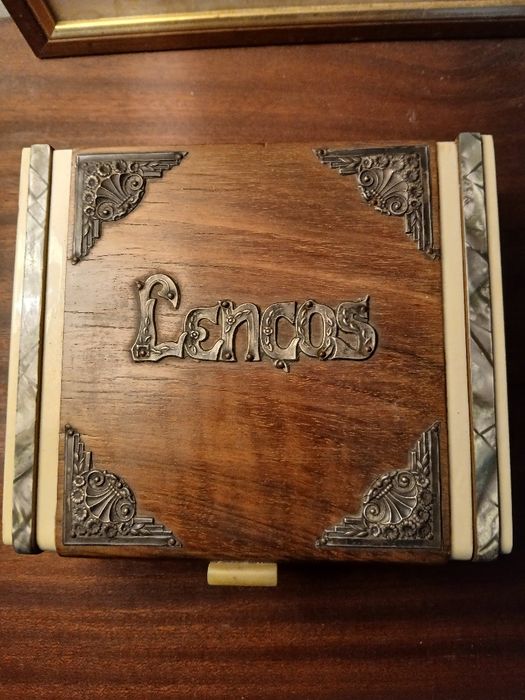 ( RESERVADA )Caixa para lenços antiga com aplicações de PRATA