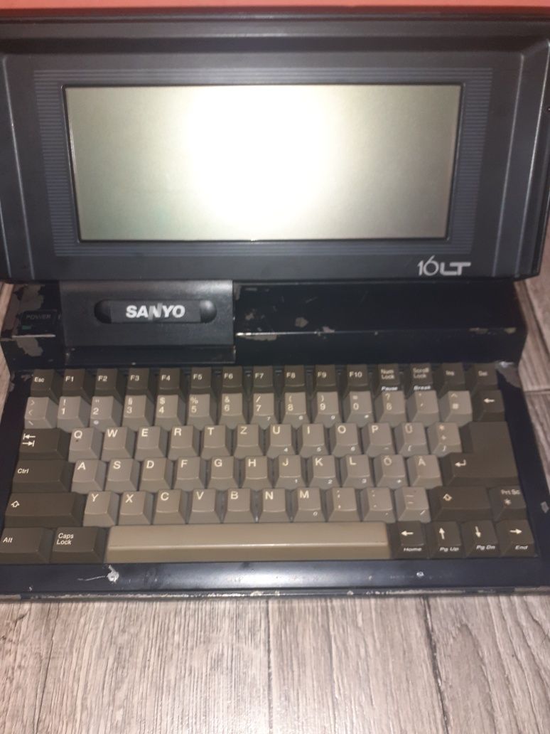 Stary laptop z lat 80