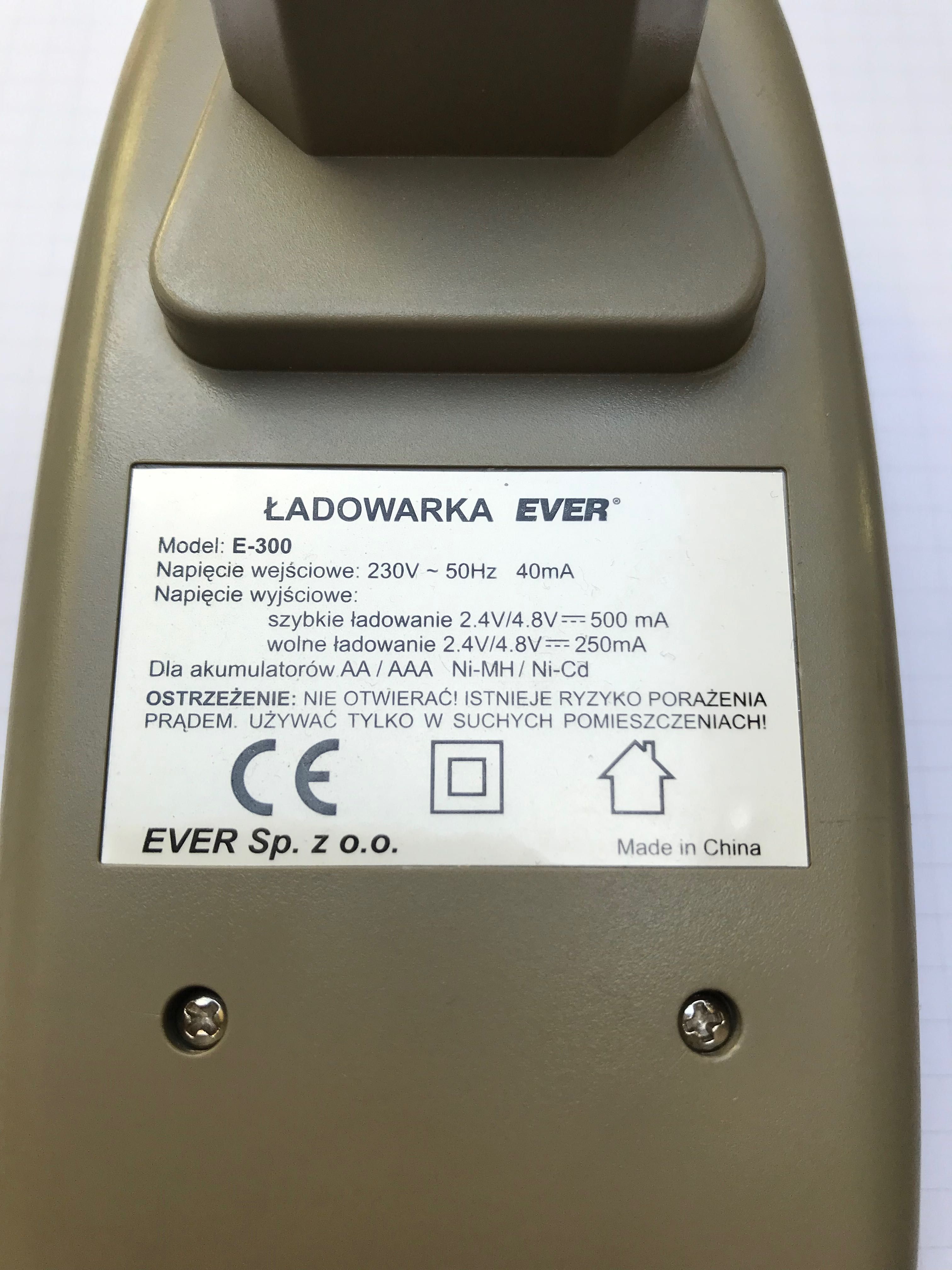 Ładowarka Ever E-300 - do akumulatorków paluszków Ni-MH, Ni-Cd AA AAA