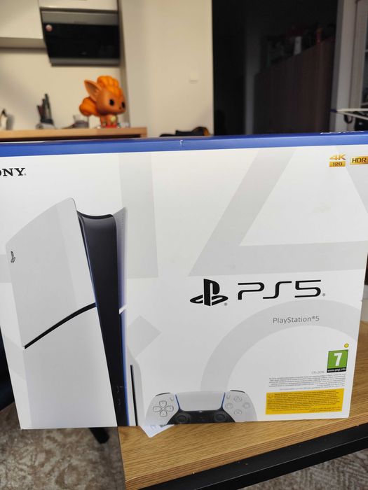 Sprzedam konsolę PS5 (wersja z napędem) + Pad + 2 gry gratis