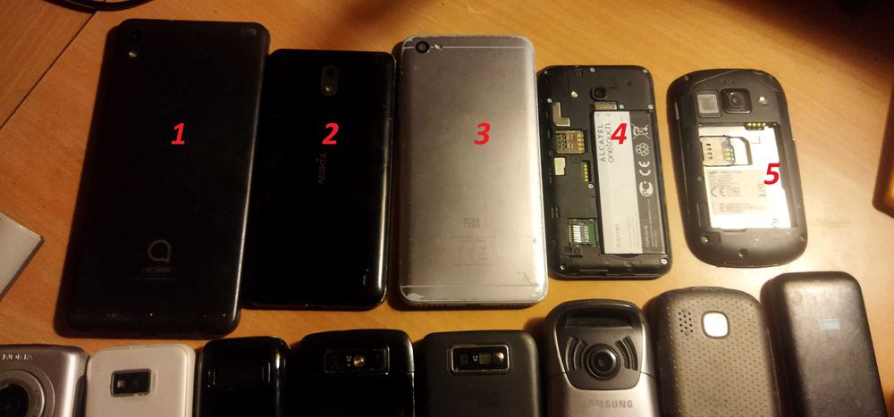 Vários telemóveis para peças