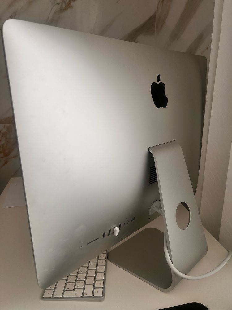 Моноблоки Apple з аксесуарами
