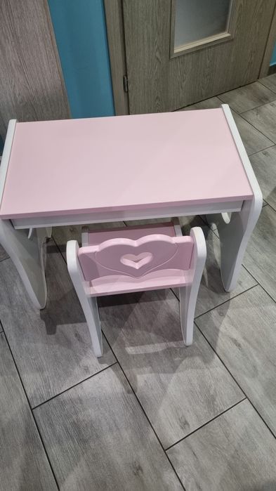 Biurko z krzesełkiem dla dziewczynki