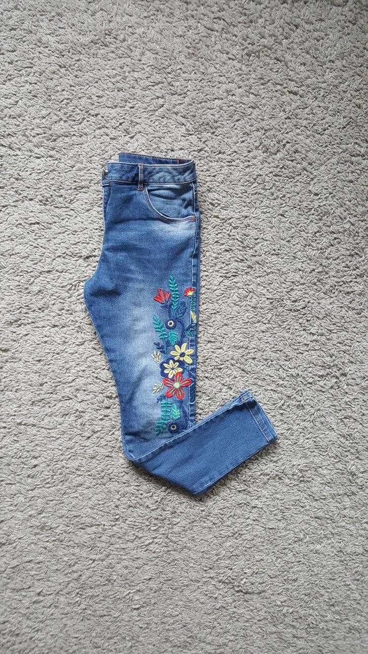Spodnie jeansowe jeansy damskie XS haftowane kwiaty Xs