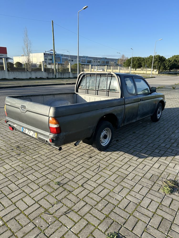 Mitsubishi L200 1 proprietario 121000 mil quilómetros