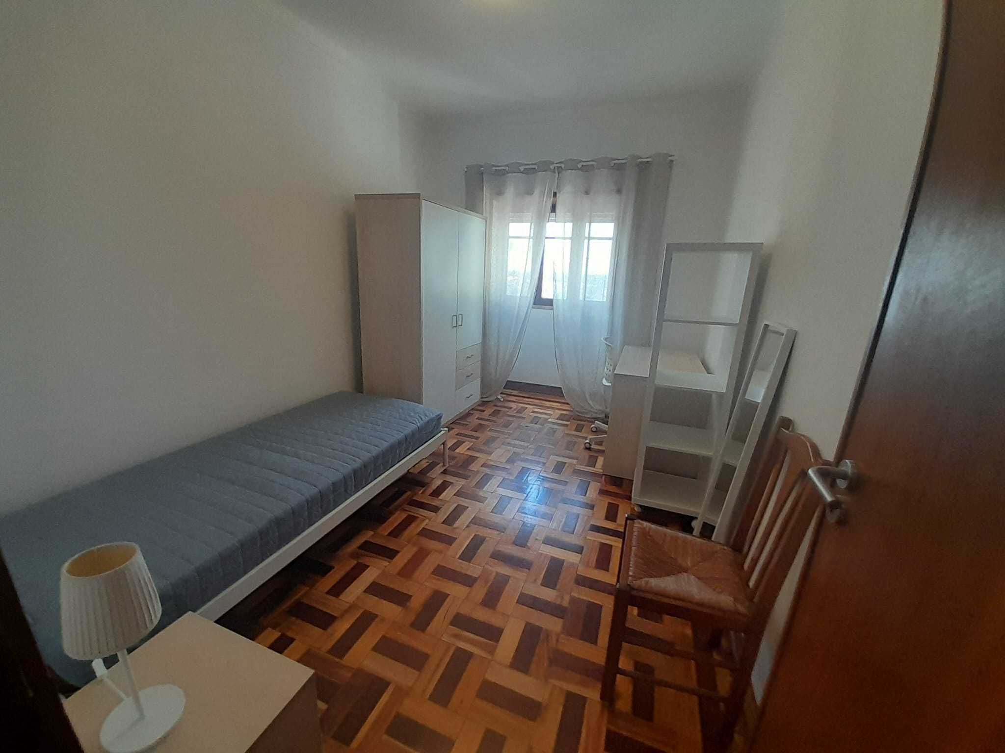 Quartos com varanda, A 50 METROS DA FACULDADE DE MEDICINA E FARMÁCIA