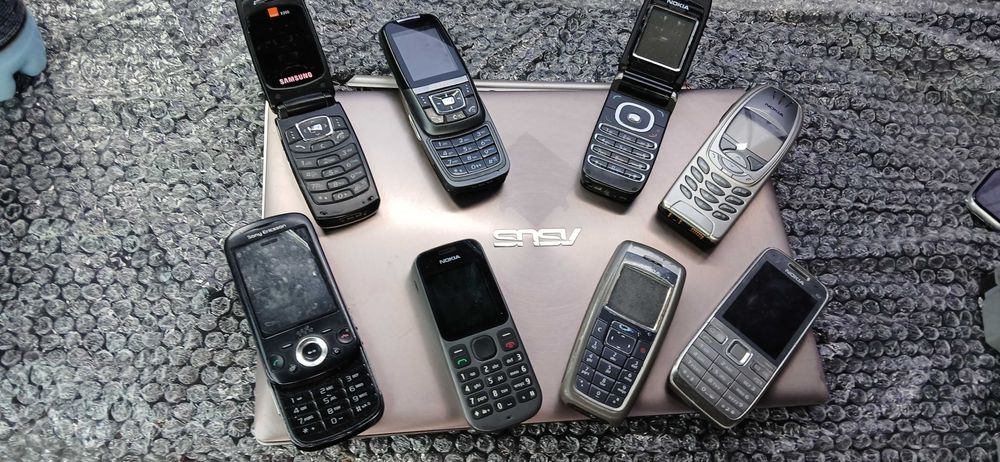 Sprzedam zestaw starych telefonów komórkowych, smartwatcha oraz laptop