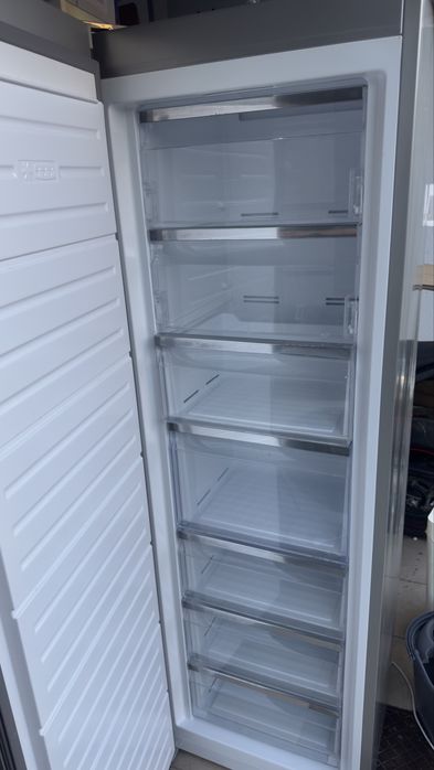 Arca Congeladora Vertical Smeg Universal FF18EN3HX No Frost 186cn