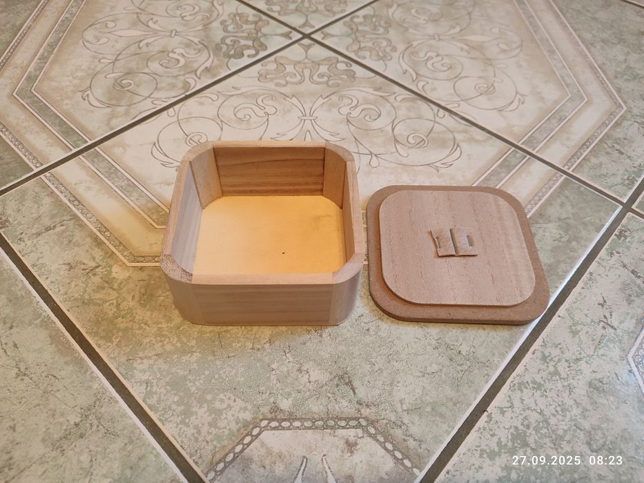 Nowa jasna szkatułka organizer na biżuterię