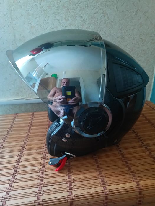 Продам  шлем полулицевик карбон ( новый) 56 рамер ( с очками и визор)