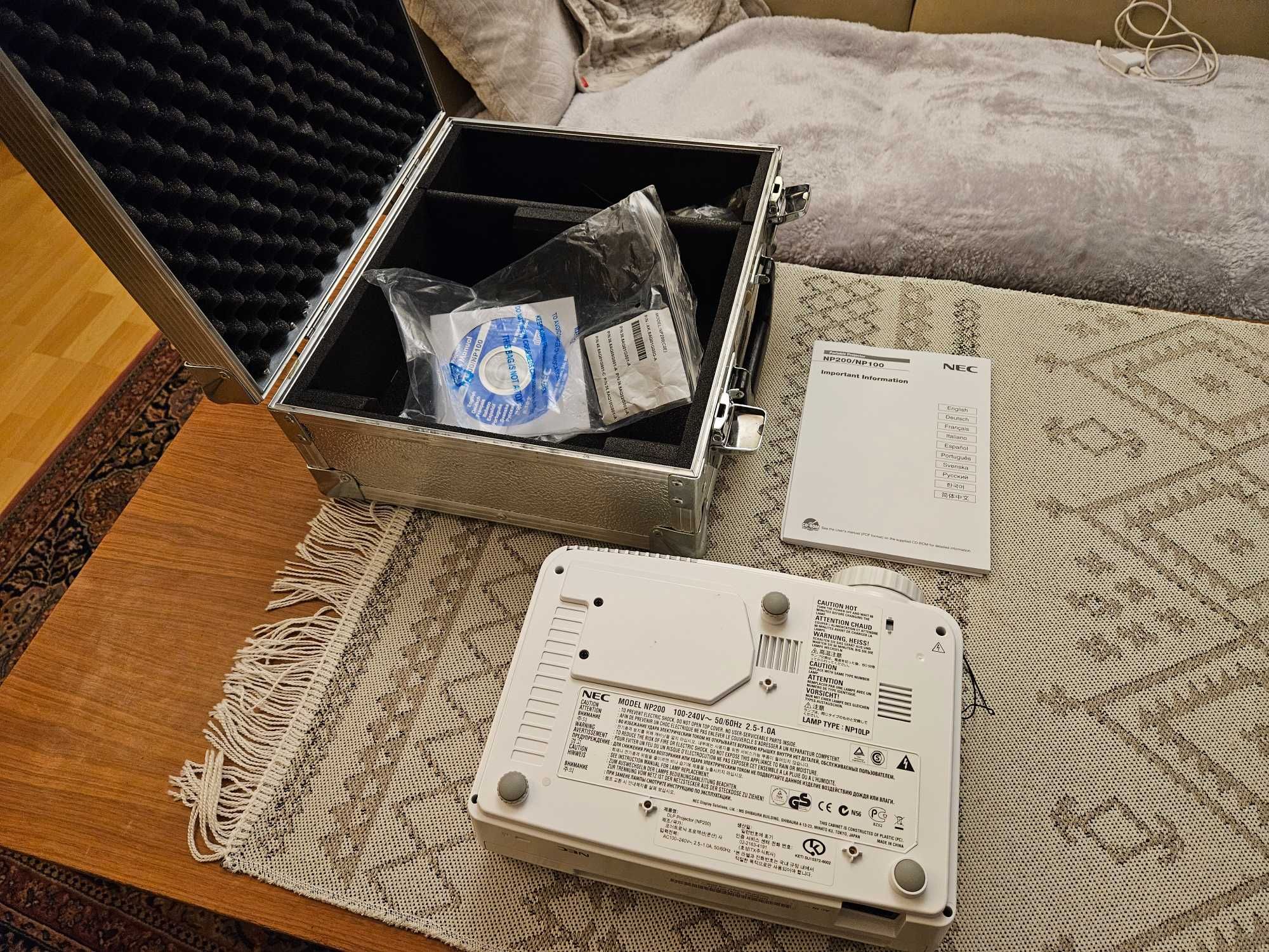 sprzedam projektor NEC NP200 z walizką i pilotem