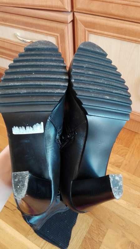 Buty na obcasie w rozmiarze 39