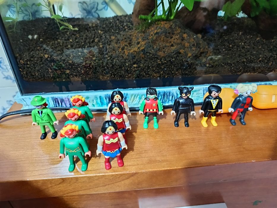 Troco ou vendo bonecos da playmobil kinder