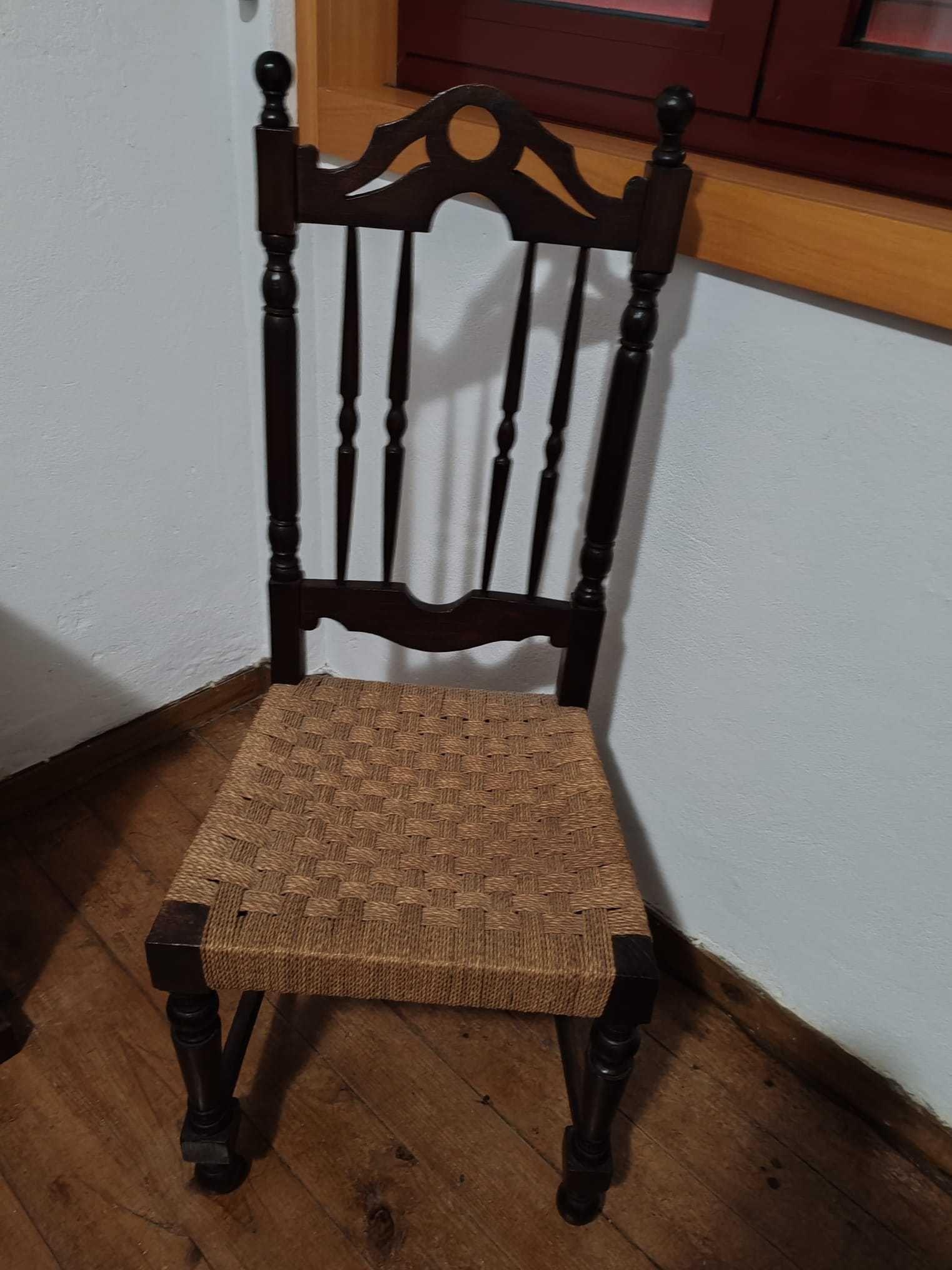 Cadeira em madeira com o assento em corda. Nova.