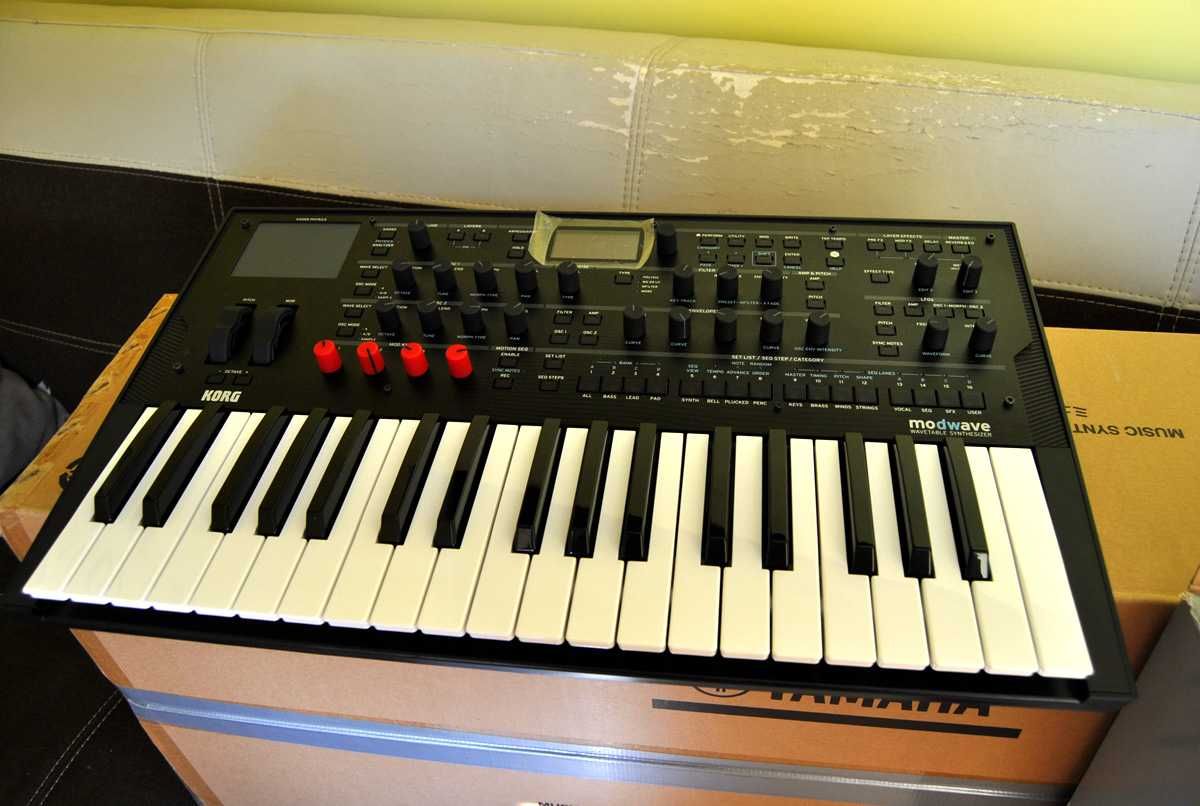 Syntezator Korg Modwave. Folia na wyświetlaczu. Wavetable. Brzmienia