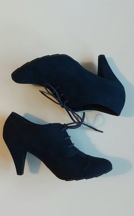Sznurowane granatowe czółenka