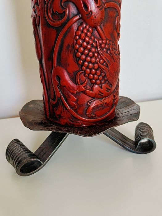 Duża gruba rzeźbiona świeca na metalowym świeczniku gotic vintage