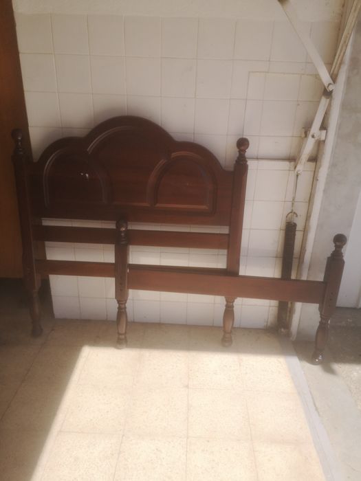 Cama solteiro de madeira