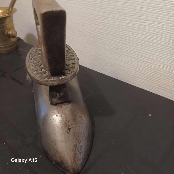 Stare żelazko z miejscem na dusze