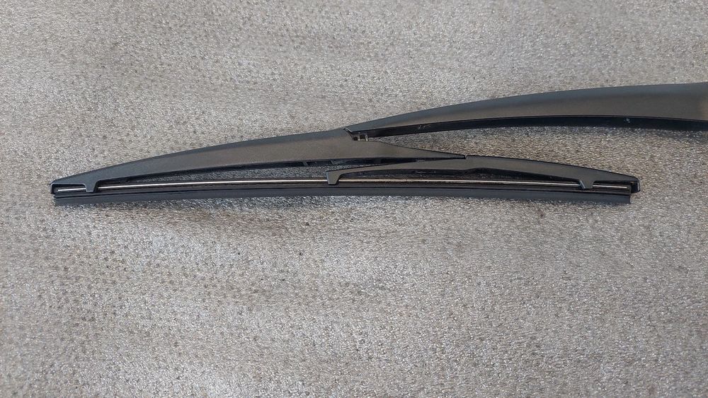 Haste / braço de escova limpa vidros trás TOYOTA Yaris (_P13_)