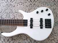 Gitara basowa biała