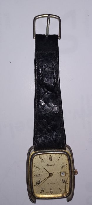 Antigo relógio Mundial.  Quartzo.  para peças ou reparar.  sem pilha,