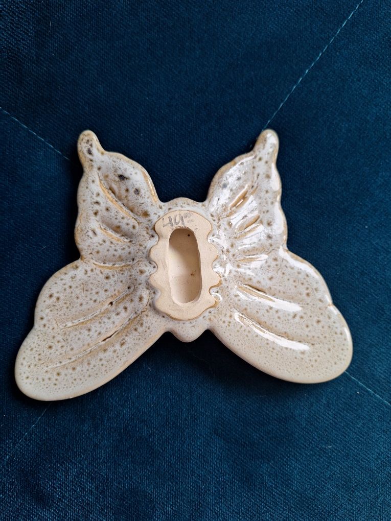 Motyl ceramiczny o wym. wys. 21,5 długość  17 cm.