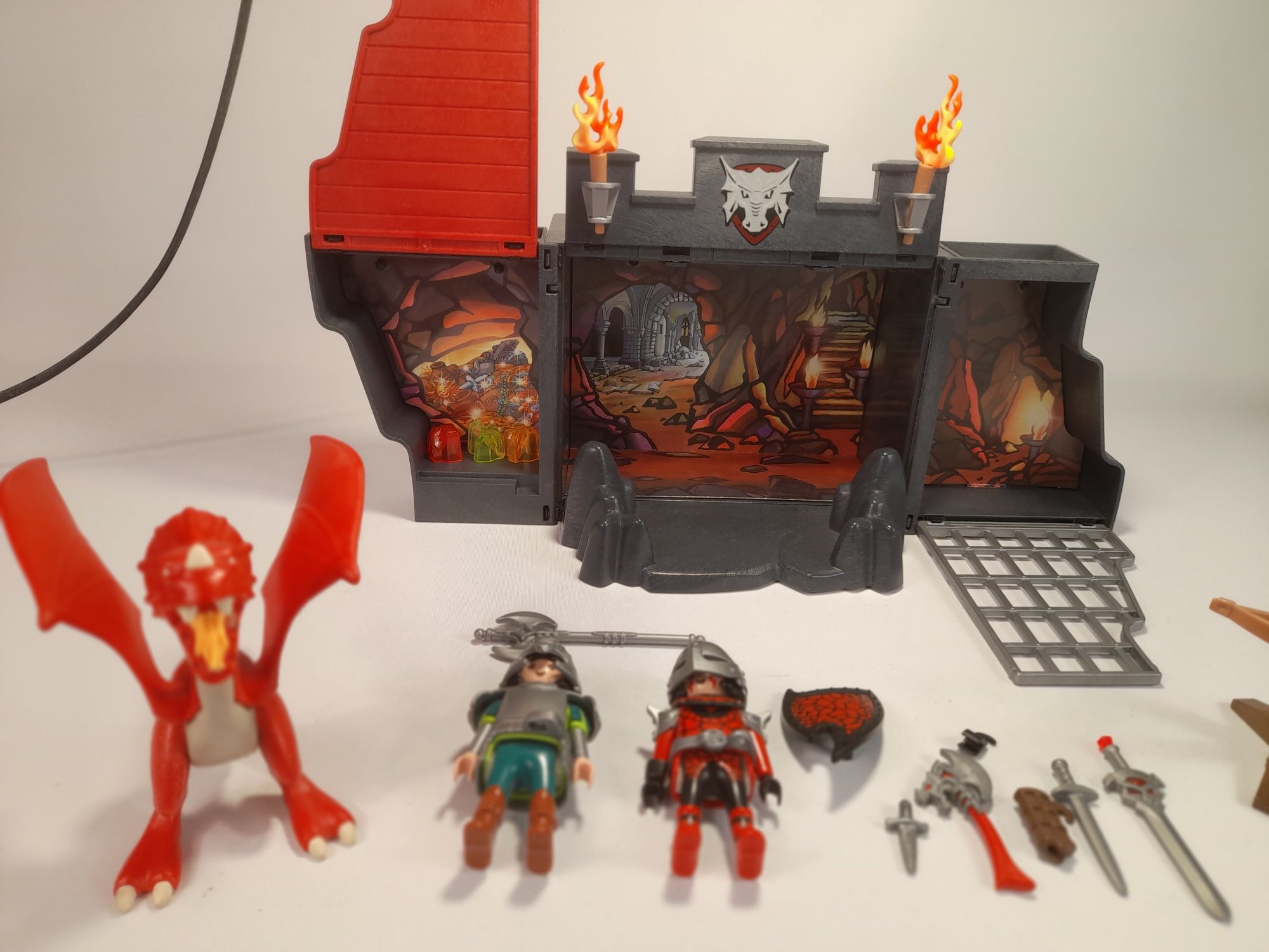 Forte playmobile com dragão vermelho