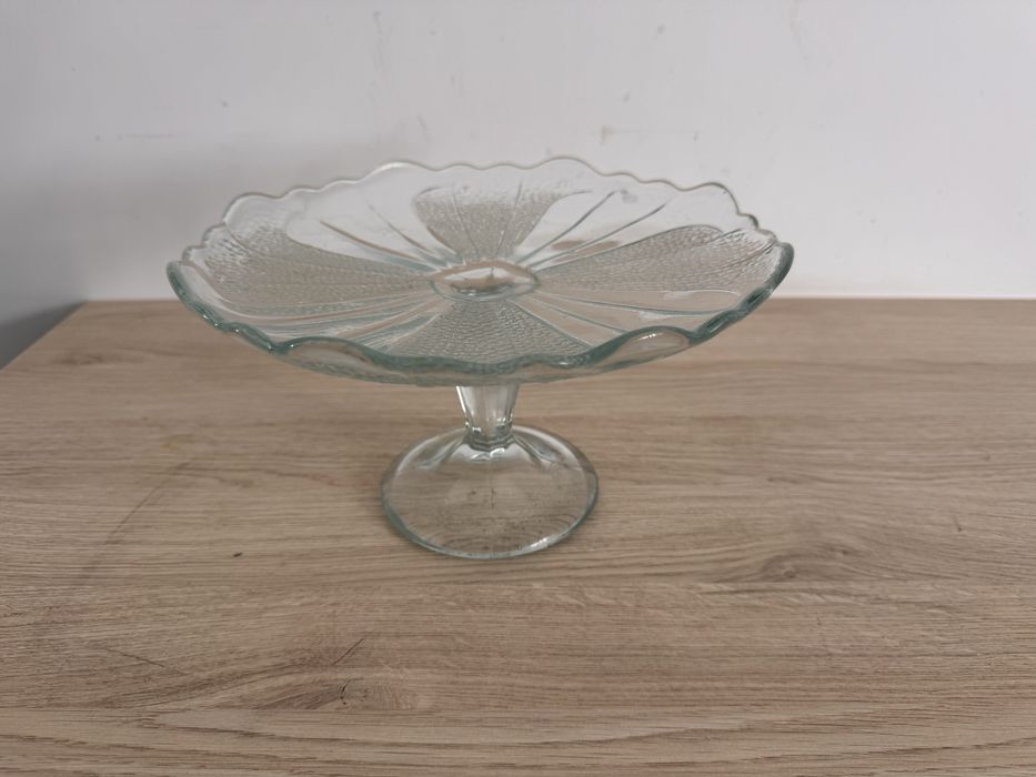 Patera szklana na nodze