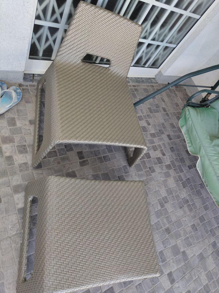 Cadeiras e mesa de jardim