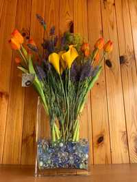 Сувенірна композиція з штучних квітів+ваза з камінцями