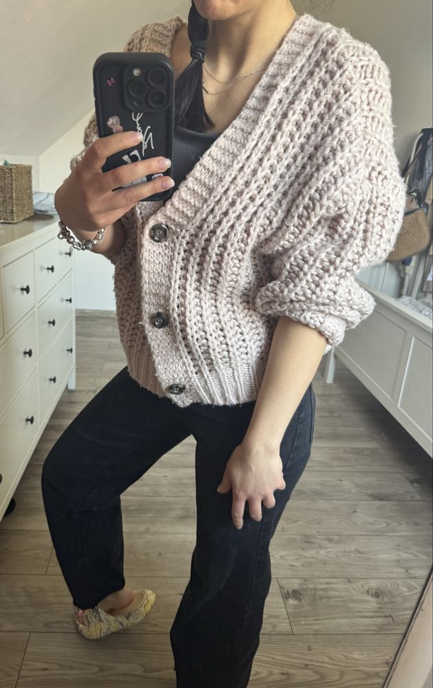 Sweter damski pudrowy roz uniwersalny gruby zapinany
