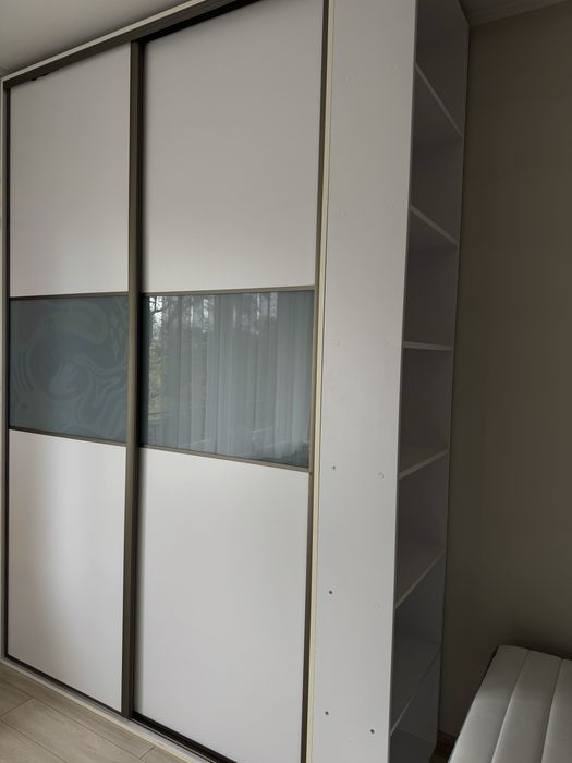 szafa dwudrzwiowa przesuwna z regałem