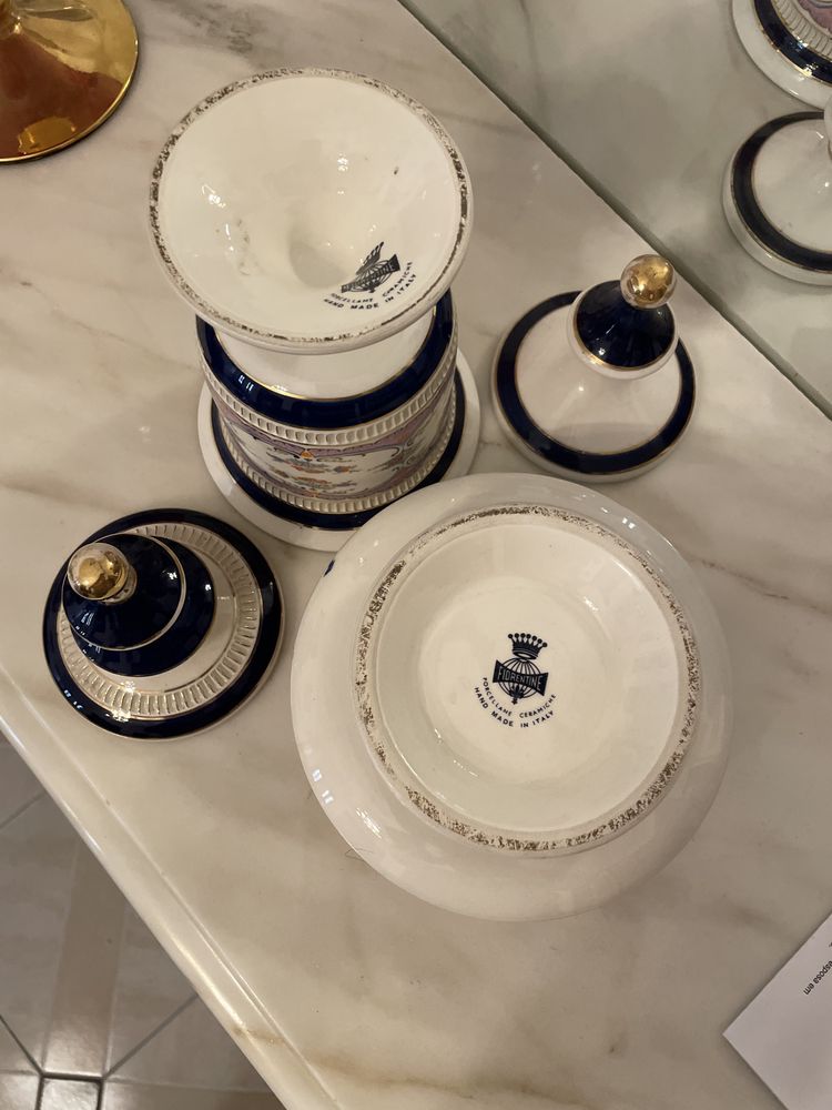 Duas Pecas de Porcelana Italiana - Decorativas