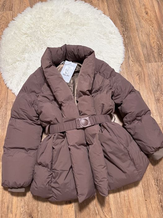 Нова куртка на зиму в коричневому кольорі з поясом
