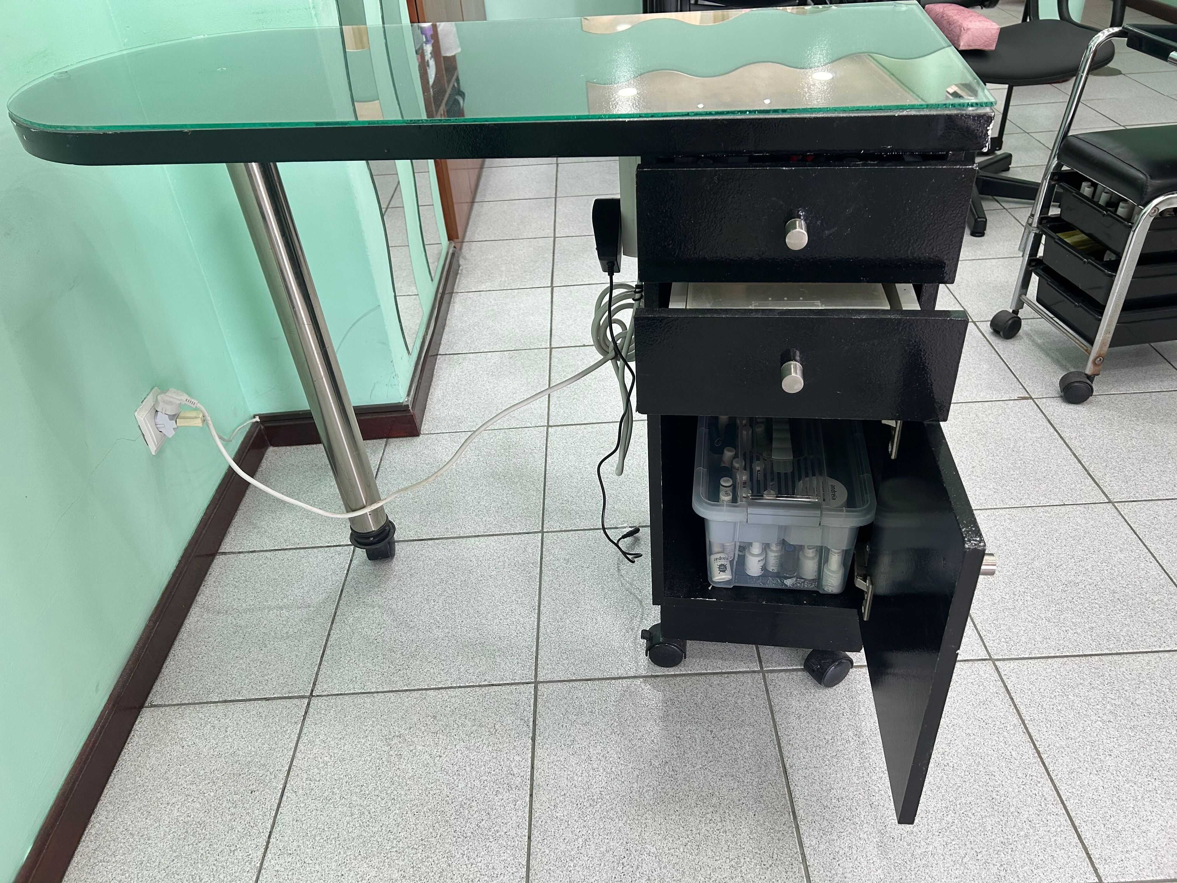 Mesa com tampo em vidro