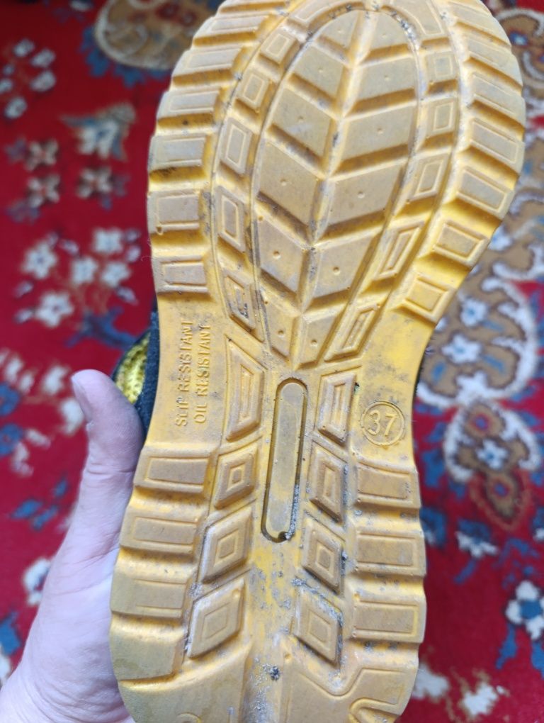 Продаються робоче взуття з залізними вставками