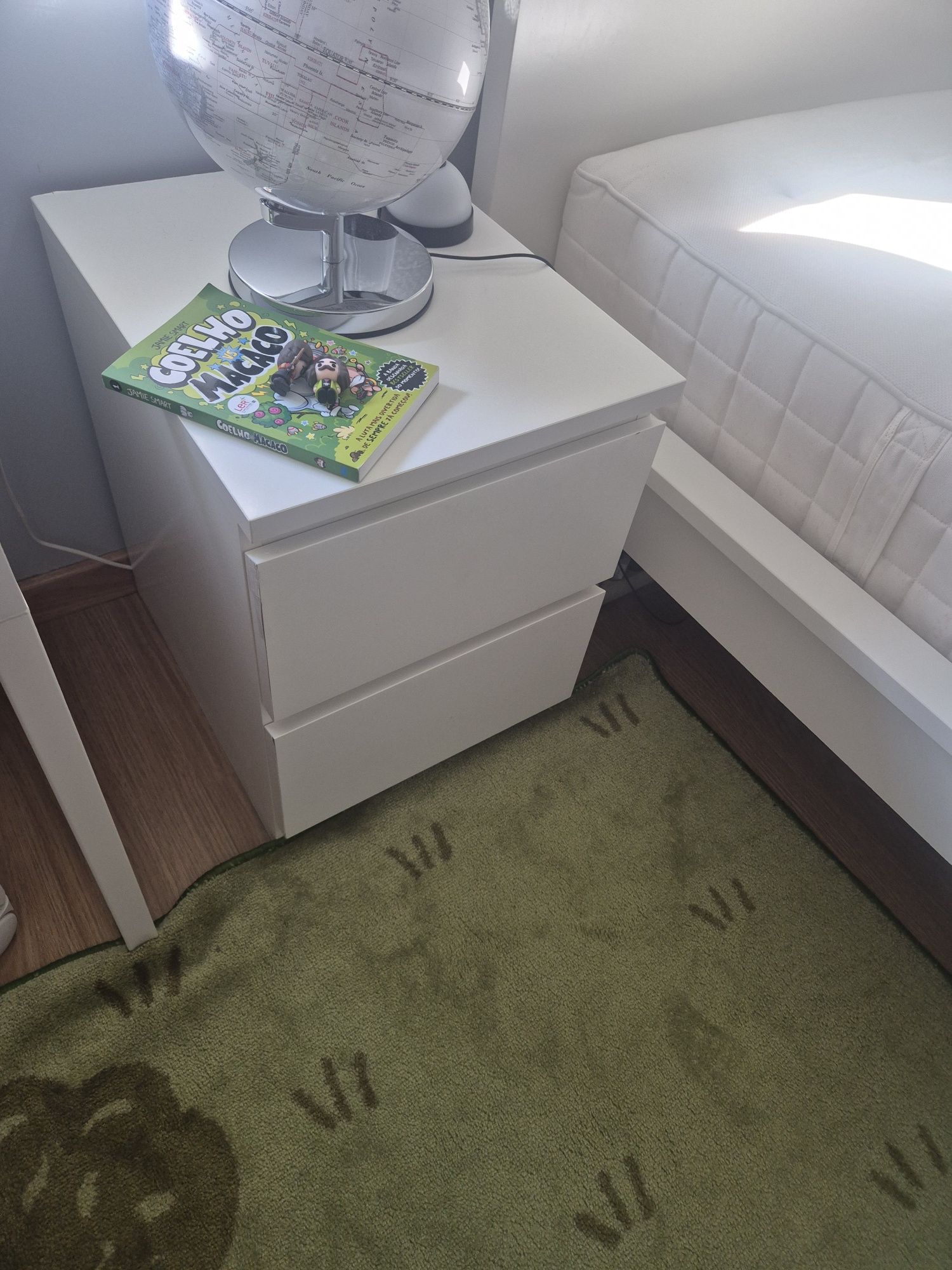 Cama de solteiro e mesa de cabeceira