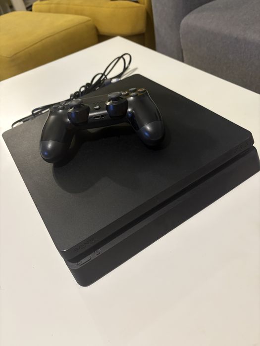 Ps4 Slim 1TB + pad i kilka gierek