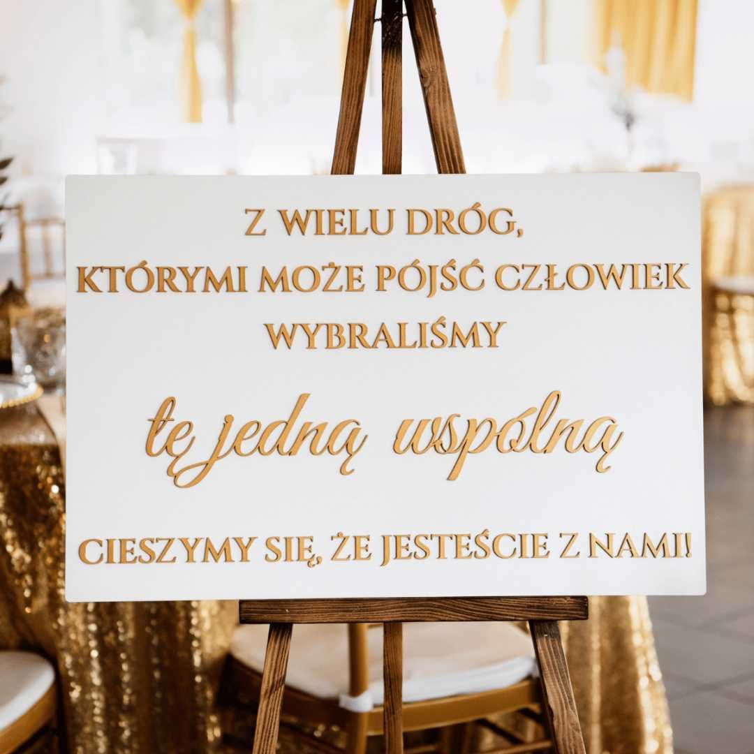 Z wielu dróg którymi może pójść człowiek wybraliśmy..Tablica powitalna