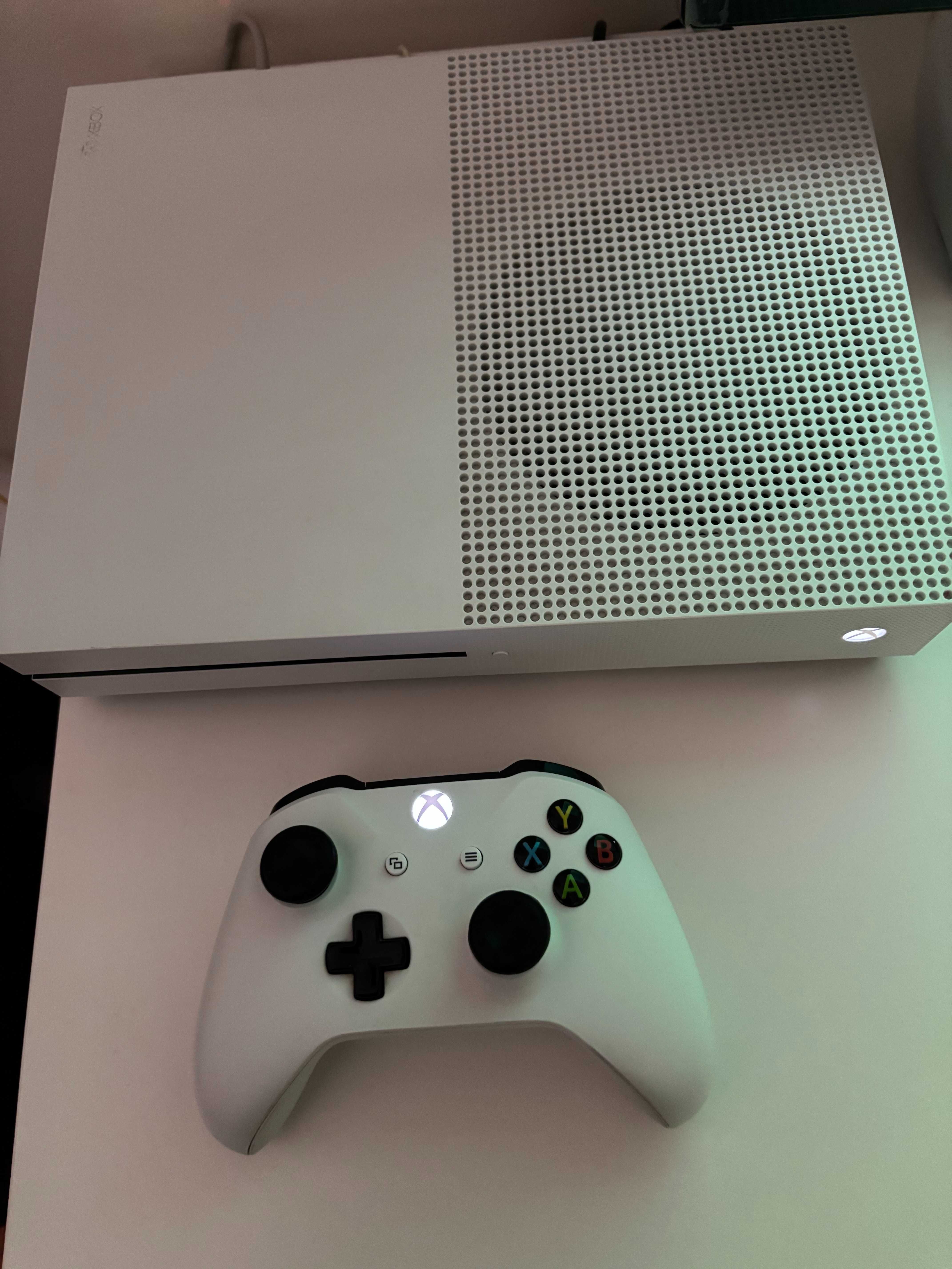 Xbox One S 512 com comando
