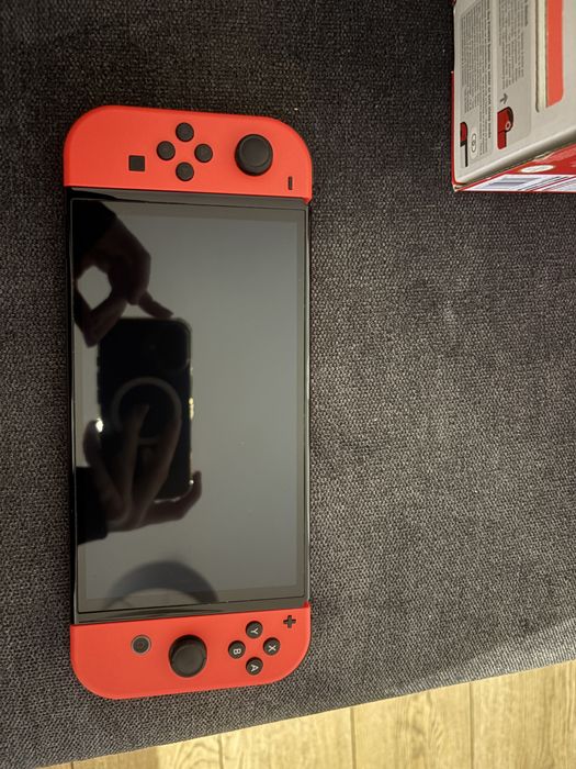 Nintendo Switch Oled Mario Red Edition z dwiema grami.
