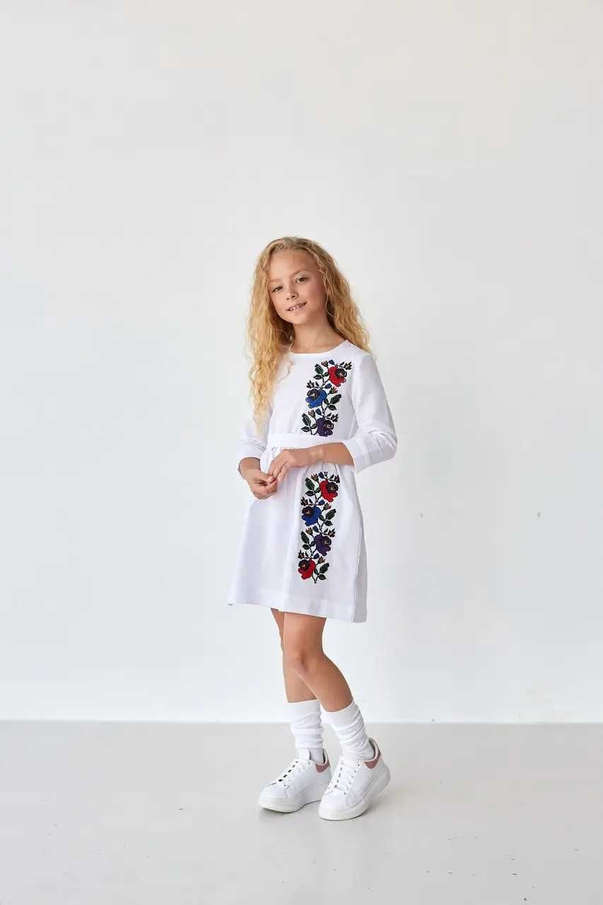 Suknia dziewczęca haftowana biała śliczne kwiaty haft krzyżykowy r.140