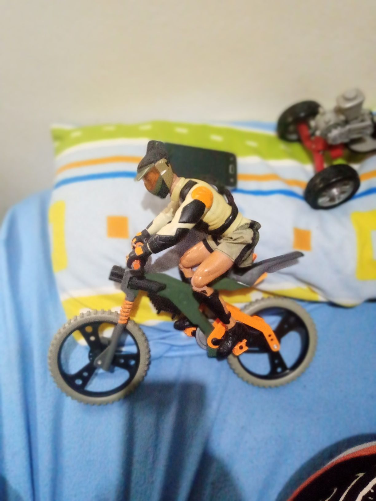 Dois Action Man Extreme skateboard e um Action Man de bicicleta BTT os